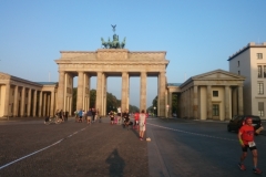 und wird durch das Brandenburger Tor getragen.